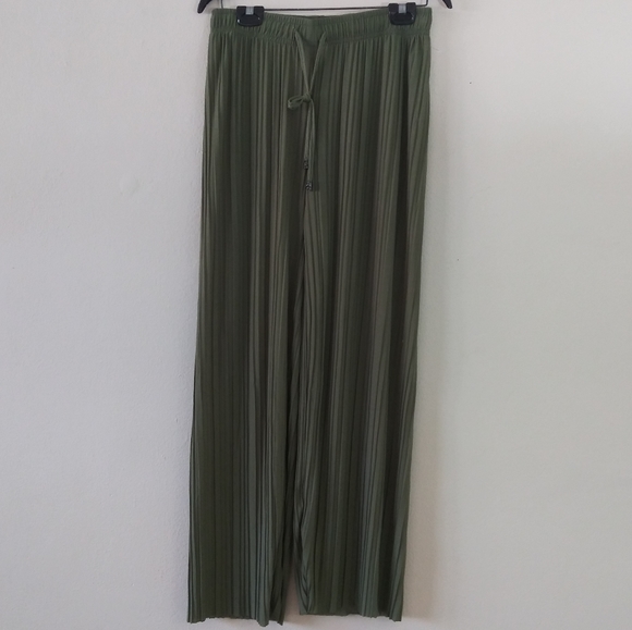 Pants - NWOT Love Pleated Pants